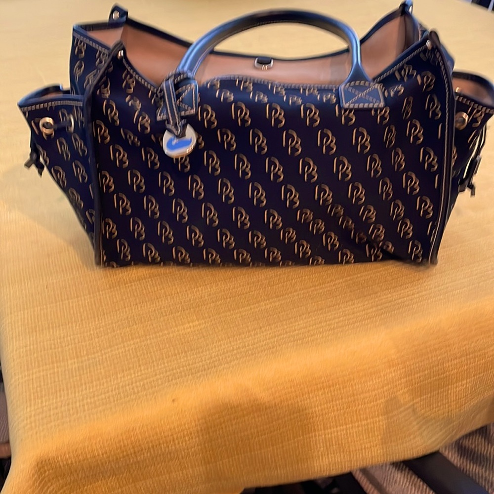 I love this tote! I can carry a little or a lot; water bottle or baby bottle!